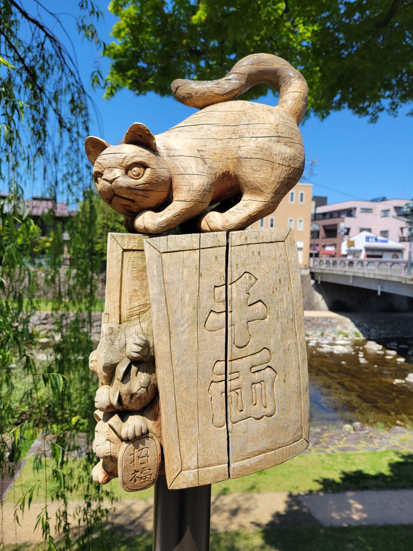 Une statue de chat à Takayama