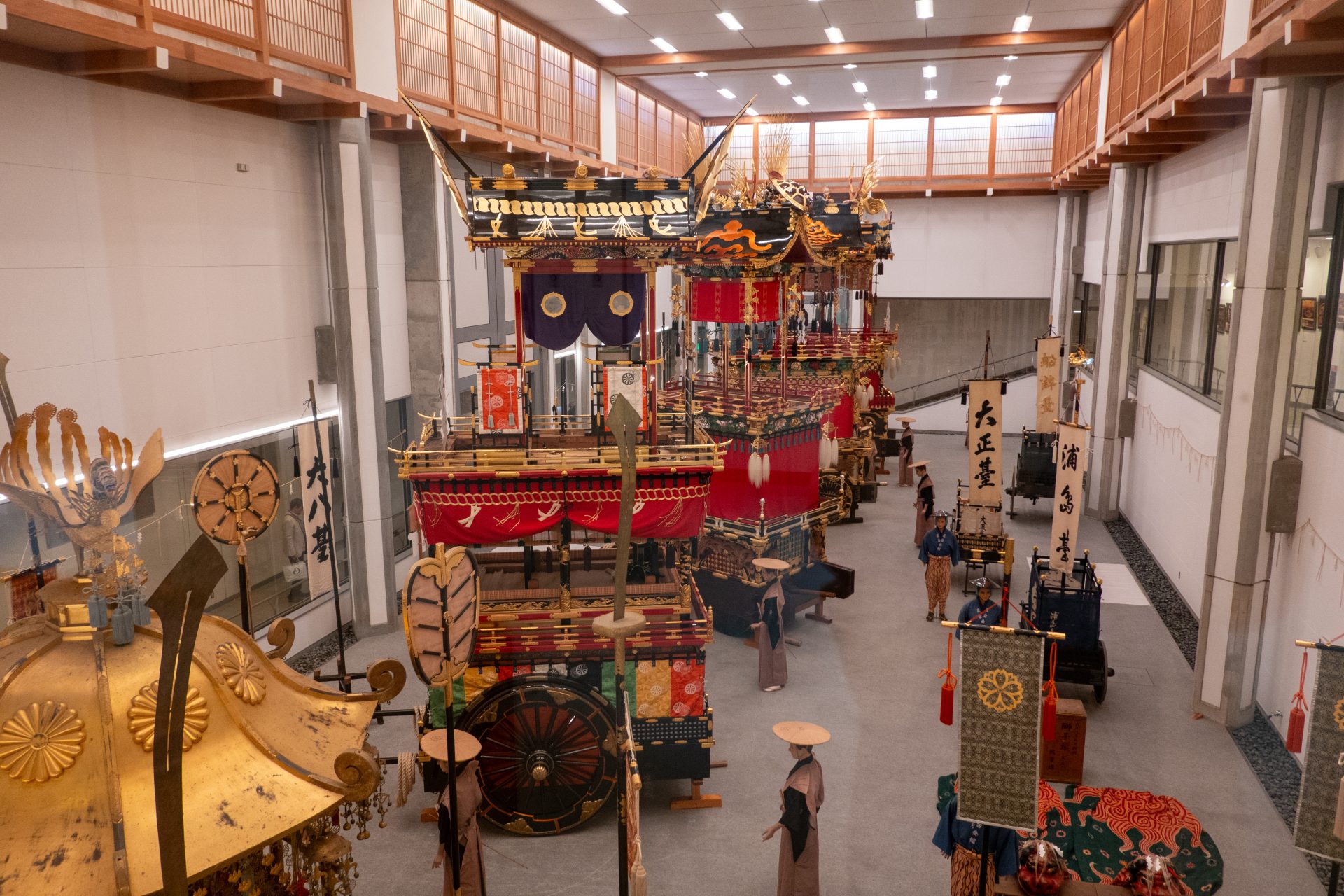 Les chars du musée Masturi Yatai Kaikan à Takayama