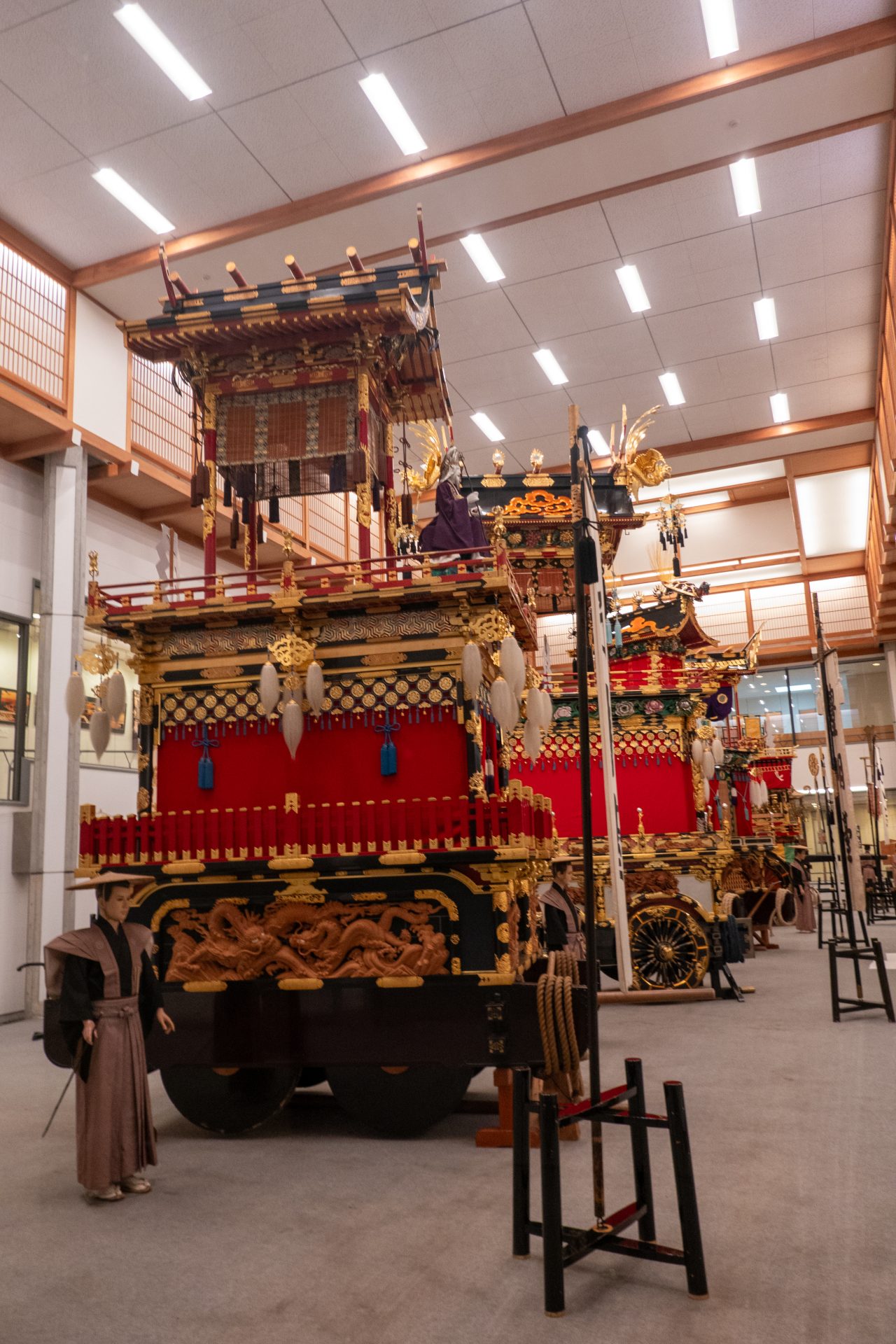 Les chars du musée Masturi Yatai Kaikan à Takayama